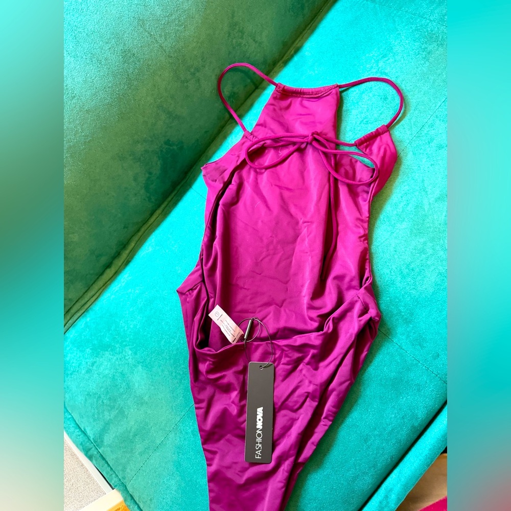 NWT Estrella Cutout One Piece Swimsuit
LNH001
Eggplant.
SIZE L FASHION NOVA